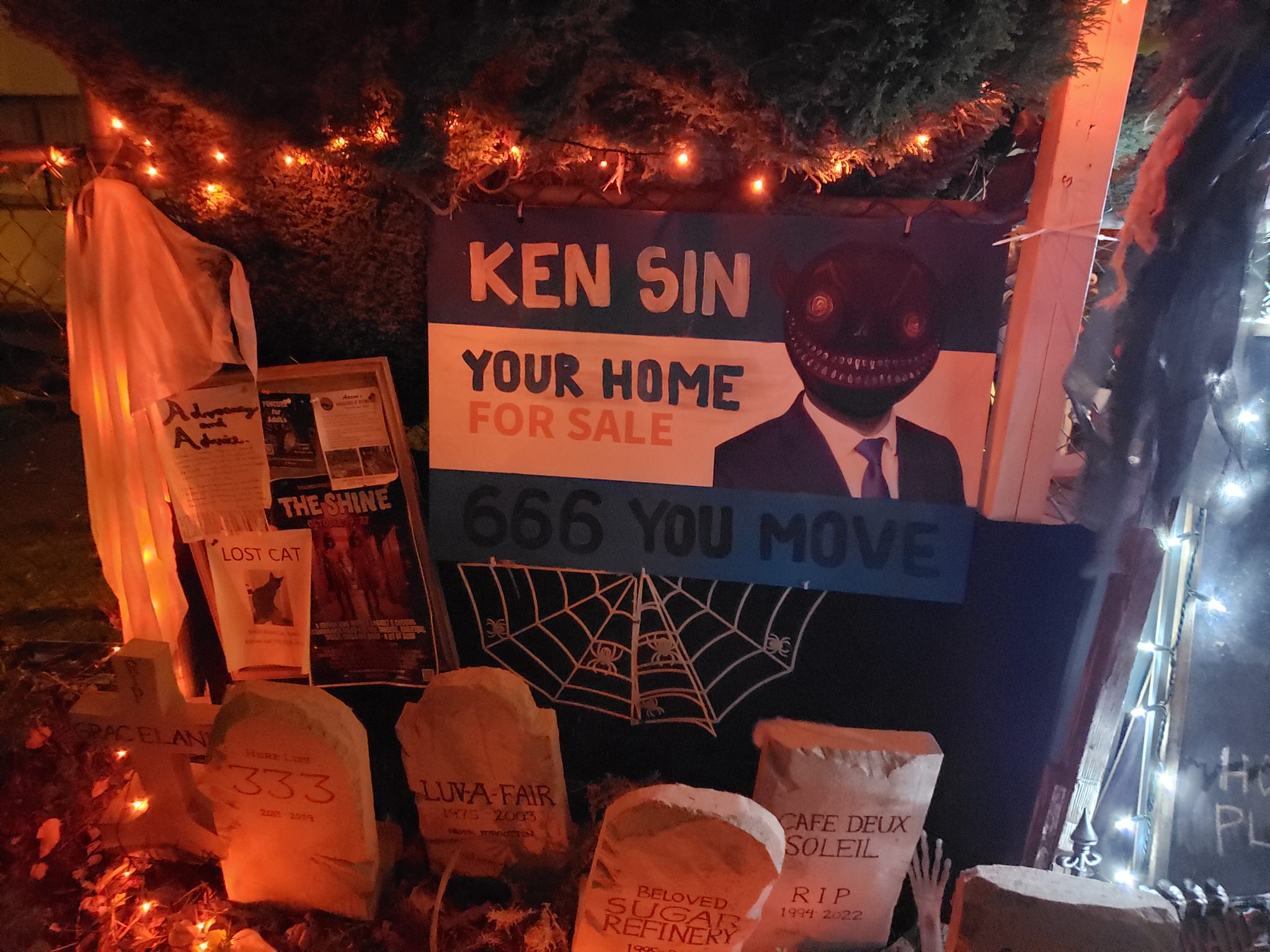 715 Victoria Drive Street Halloween Display